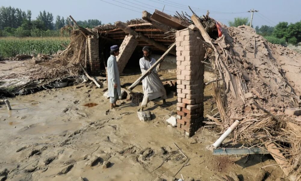 Dalam empat jam, banjir tenggelamkan sebuah kampung dekat Ranipur, Pakistan