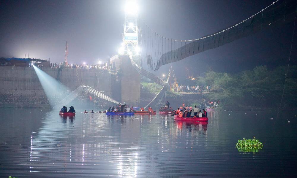 [VIDEO] 132 maut, berpuluh mangsa lagi hilang akibat jambatan runtuh di India