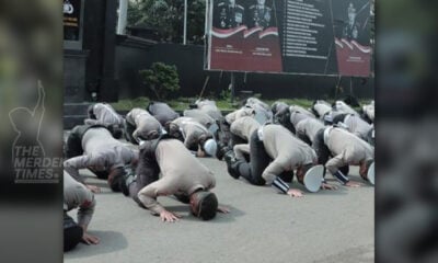 [VIDEO] Polis Indonesia sujud beramai-ramai mohon maaf atas tragedi Stadium Kanjuruhan