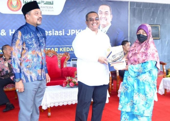 Langkawi: Penduduk terima geran, jangan jual tanah – MB