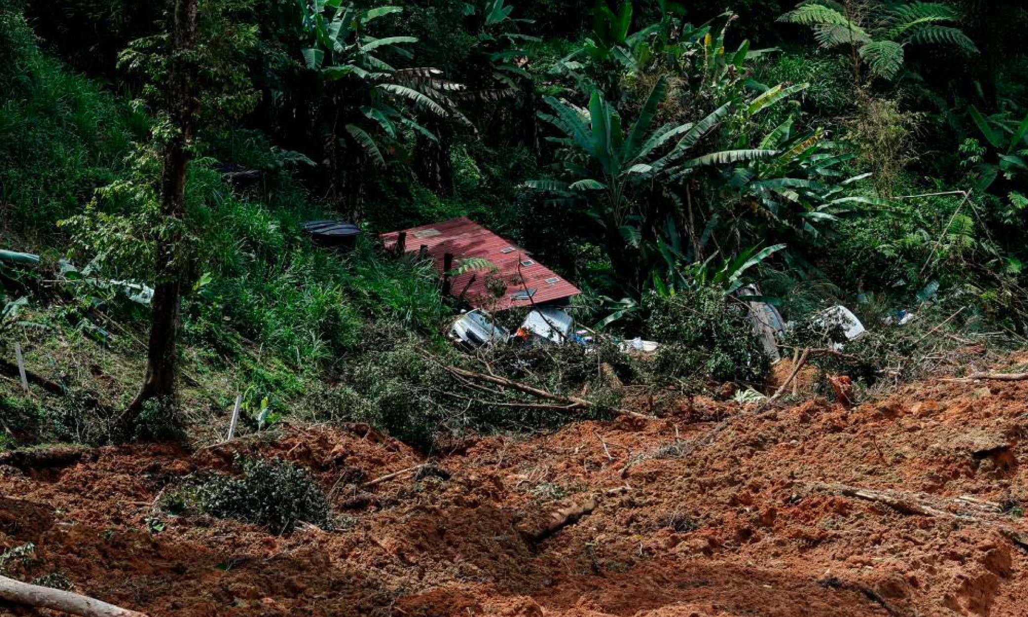 Tanah runtuh, 1,000 Orang Asli Pos Gob terputus hubungan 