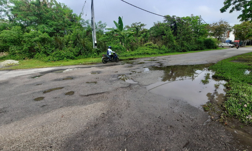 Jalan rosak lebih enam bulan tanpa tindakan