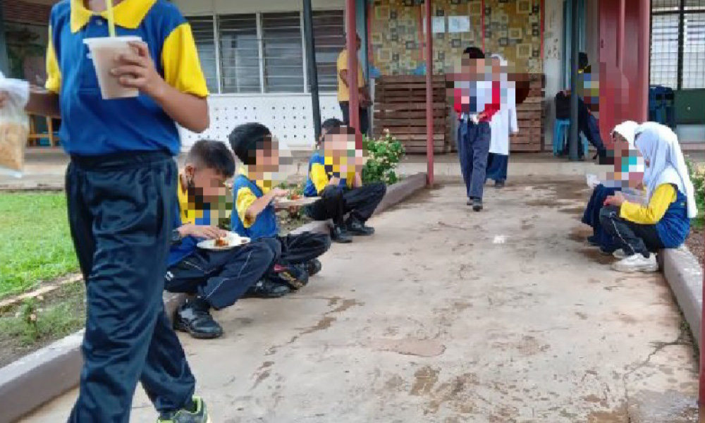 Murid terpaksa makan ‘bersepah-sepah’ termasuk tepi longkang akibat kantin rosak sejak 2016