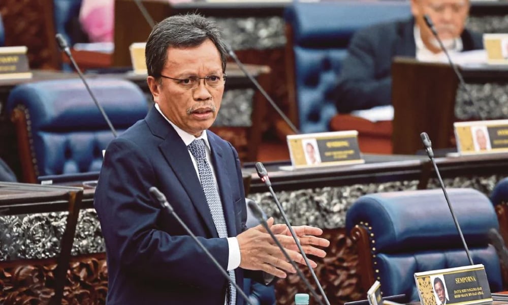 Jangan lantik syarikat dari Kota Kinabalu buat sekolah di Semporna -Shafie Apdal