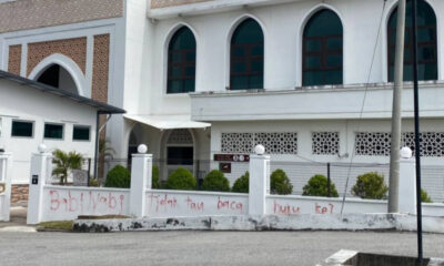 Tembok pagar masjid diconteng dengan tulisan hina nabi