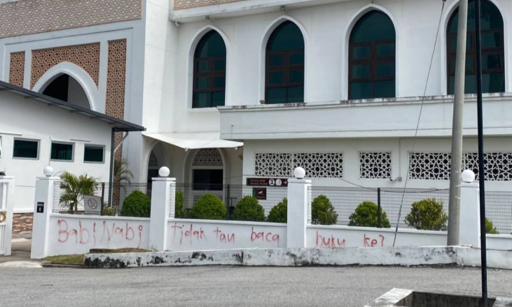 Tembok pagar masjid diconteng dengan tulisan hina nabi