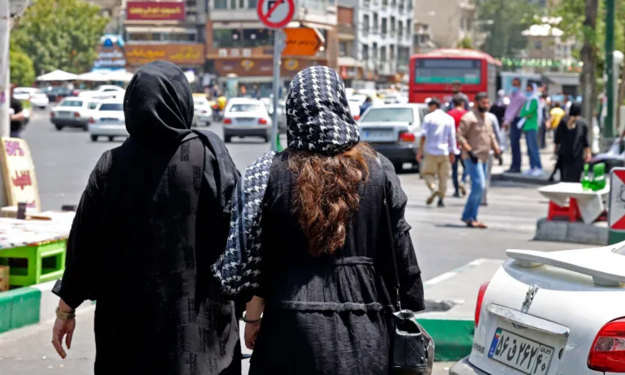 Dua aktres wanita Iran didakwa kerana tidak berhijab