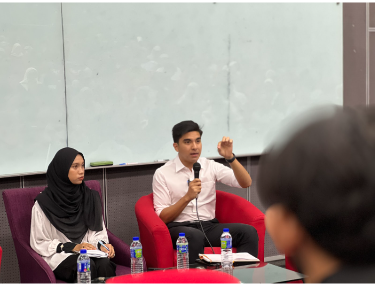 Ahli Parlimen Muar, Syed Saddiq Syed Abdul Rahman menjadi salah seorang panel jemputan bagi Diskusi Auku: Apakah Pengakhirannya?