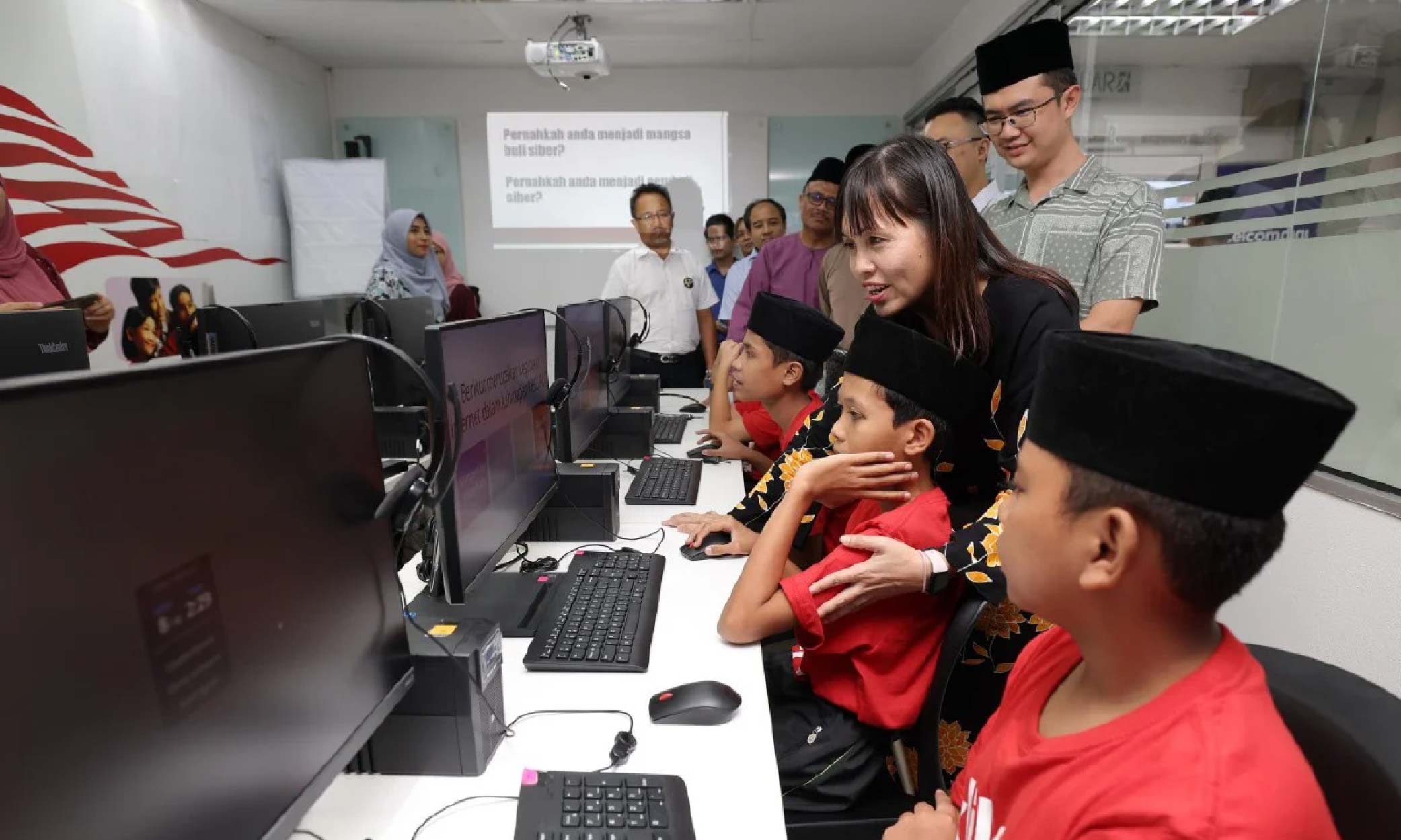 Muat naik kandungan lucah kesalahan di bawah Akta Komunikasi dan Multimedia