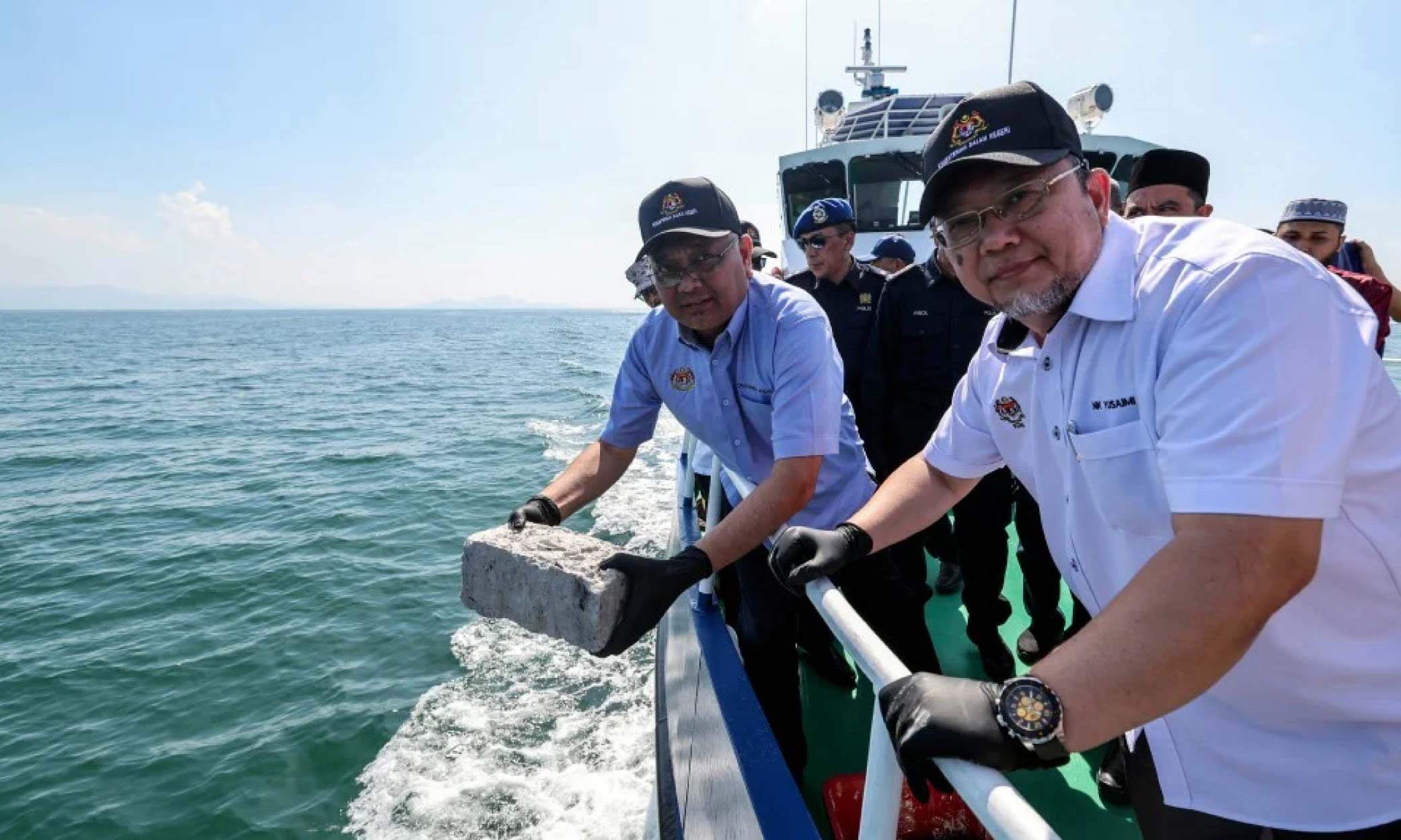 1.5 tan abu al-Quran dilupuskan di perairan Pulau Pinang