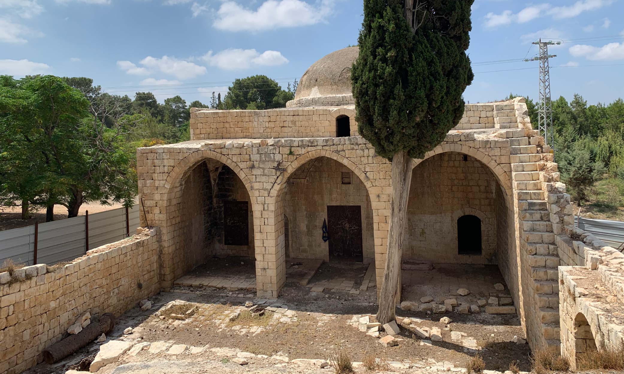 Kumpulan pelaku vandalisme serang, robohkan mimbar masjid di utara Israel