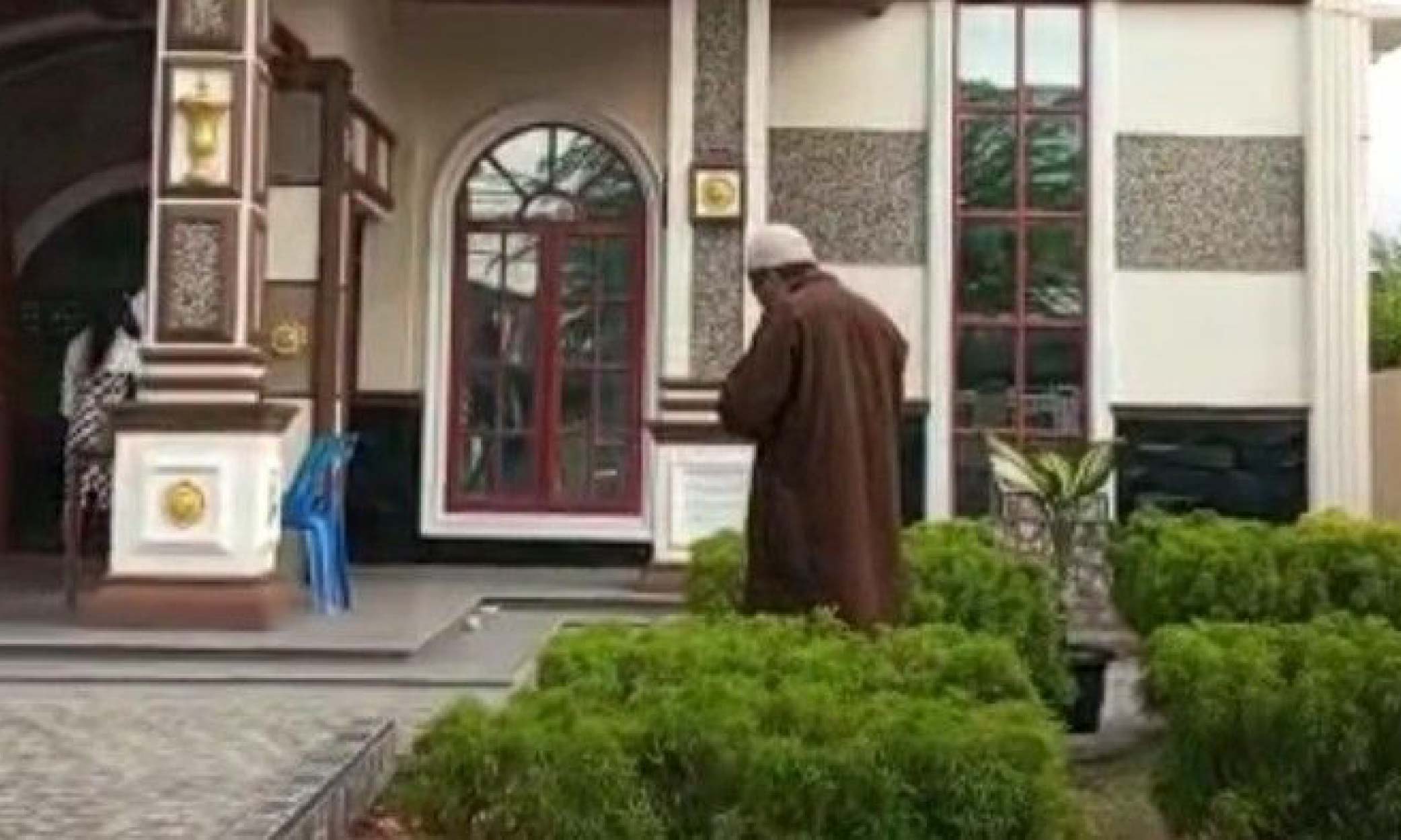 Lelaki lakukan gerakan solat di pekarangan gereja cetus kekecohan