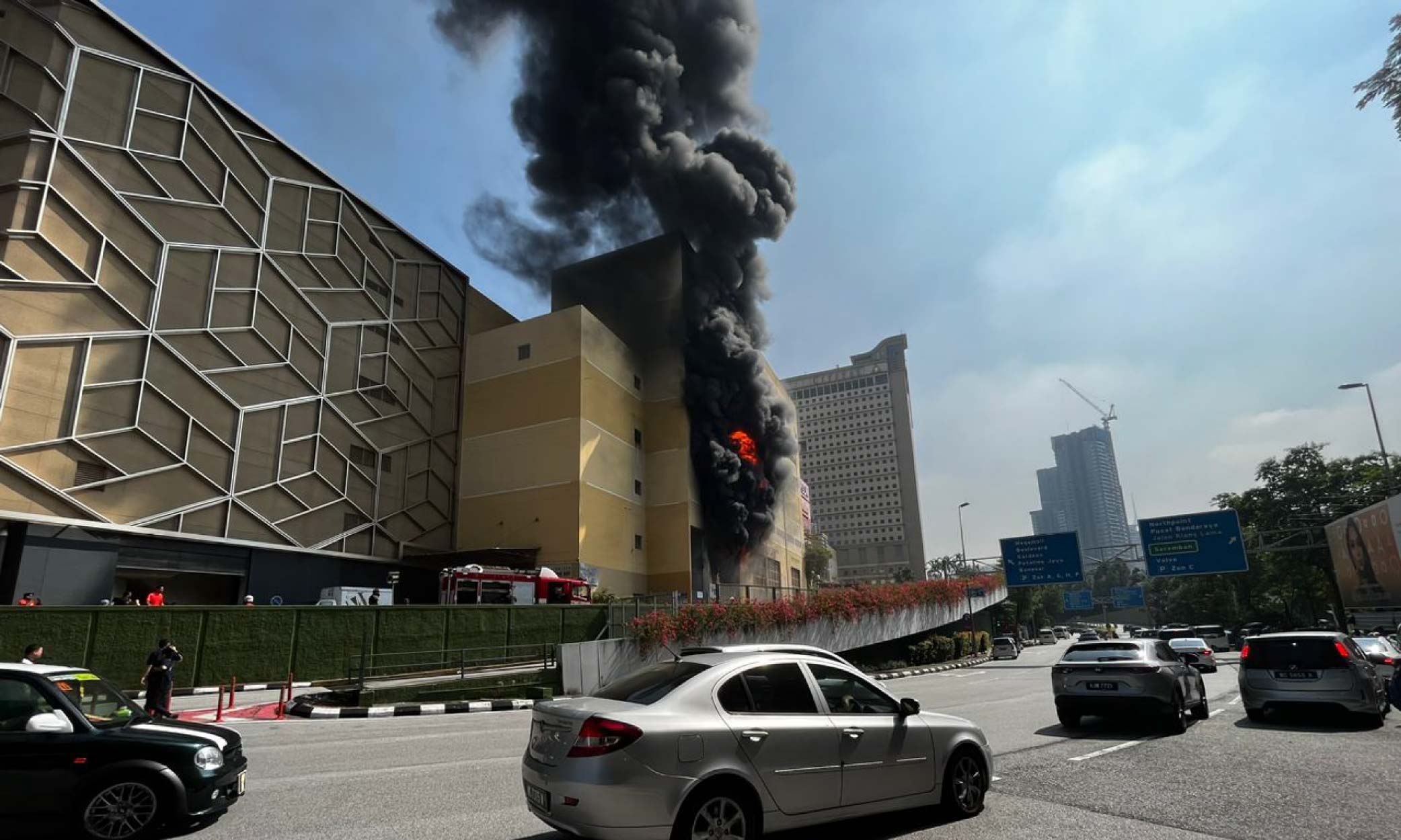 Mid Valley Megamall terbakar