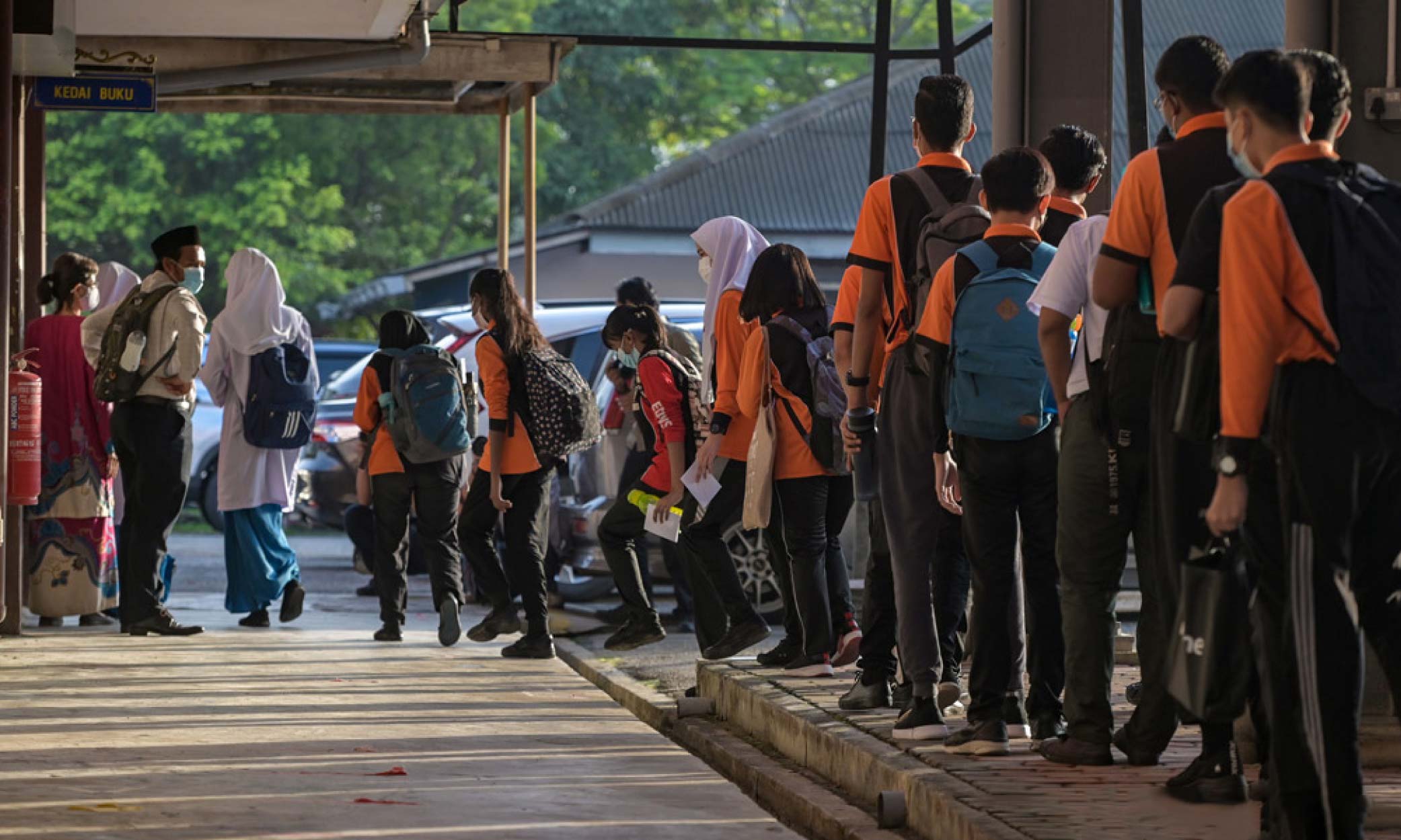 Patuhi arahan pemakaian baju sukan di sekolah