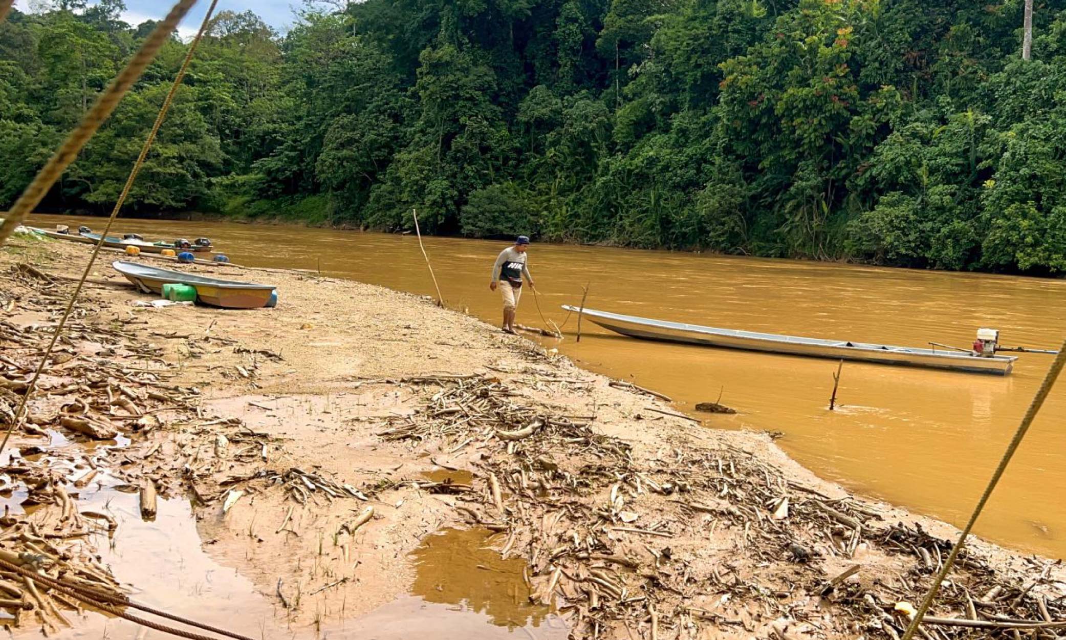 Sungai Nenggiri semakin surut akibat cuaca panas