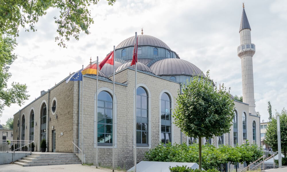 Al-Quran dibakar, dicampak di hadapan masjid di Jerman