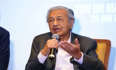 Anwar terpaksa ikut manifesto DAP jadikan Malaysia negara sekular, dakwa Tun M