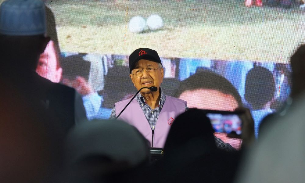 Bayar hutang sahaja pun berbilion, macam mana nak naikkan gaji pegawai kerajaan? - Tun Mahathir