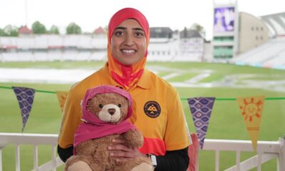 Pemain kriket antarabangsa berhijab pertama UK muncul di rancangan kanak-kanak BBC
