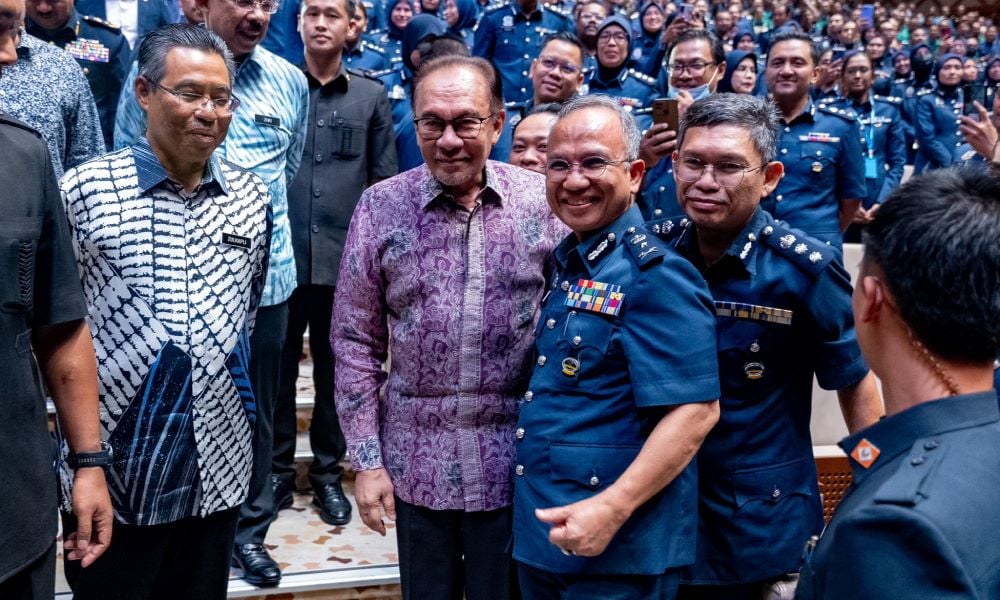 Skim gaji penjawat awam disaran naik secara berperingkat – PM