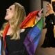 ‘Terdesak’ diterima peminat LGBTQ, Adele memakaikan dirinya bendera Pride