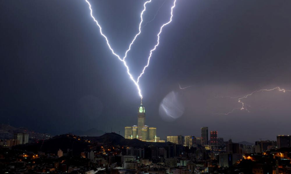 Makkah dilanda ribut, menara jam disambar kilat