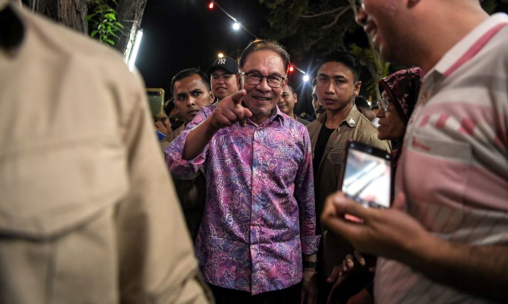 Pemakaian batik kukuhkan identiti negara