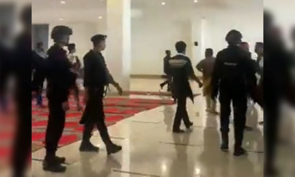 Tular video pasukan polis pakai kasut dalam masjid