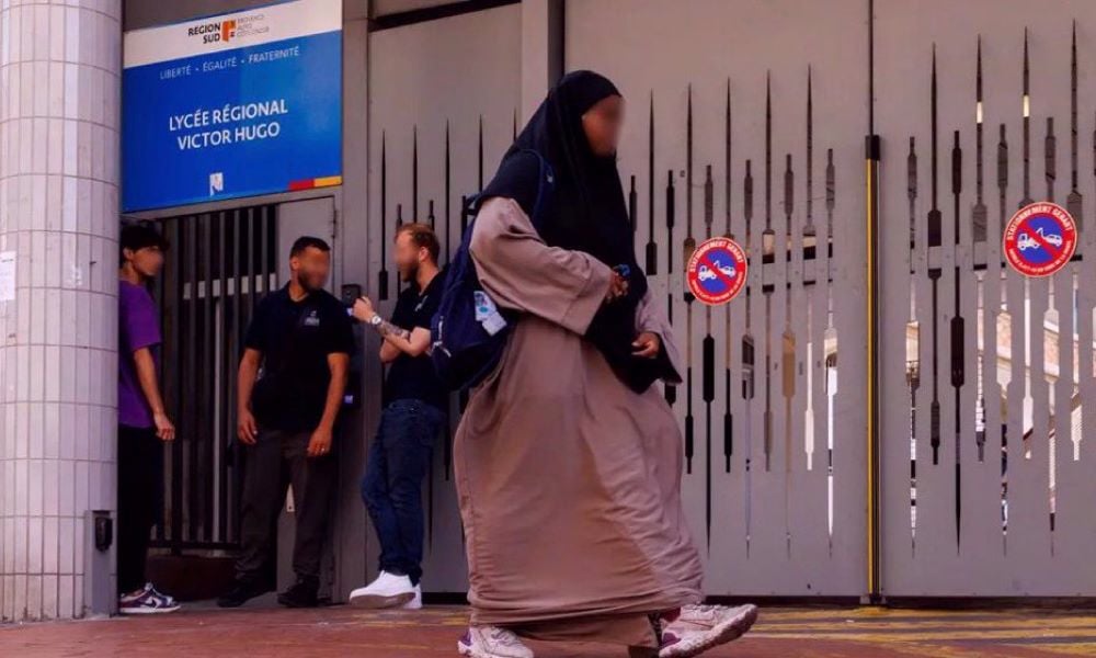 Berpuluh-puluh pelajar perempuan Muslim diarah pulang kerana memakai 'abaya'