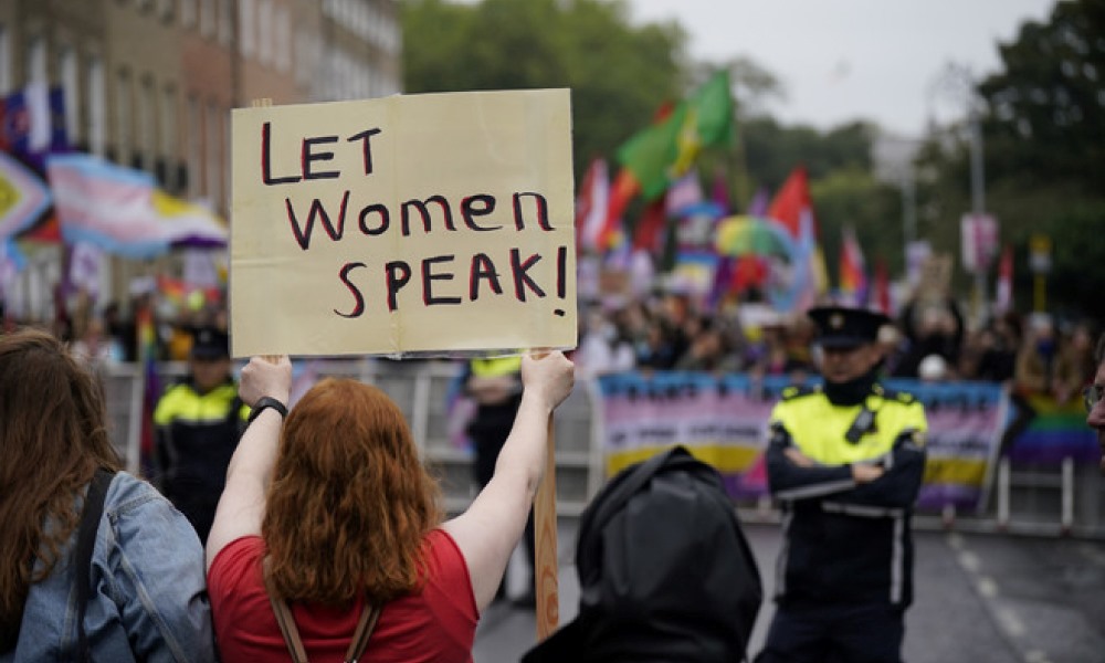 LGBT: Ribuan di Dublin protes undang-undang jenayahkan pengkritik ‘ideologi jantina’