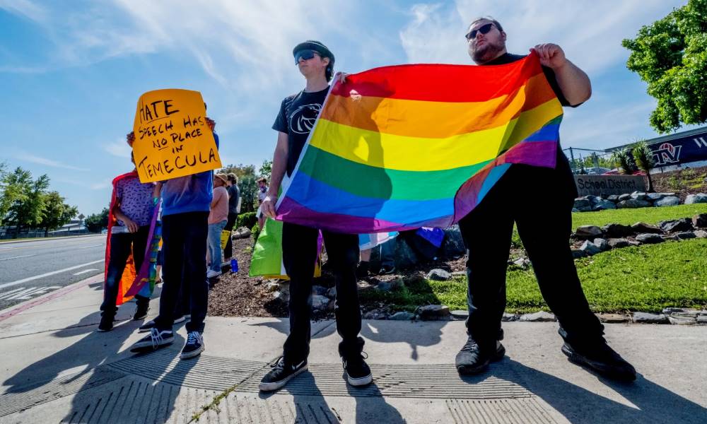 LGBT Sekolah hadkan kebenaran kibaran bendera, bendera Pride dilarang