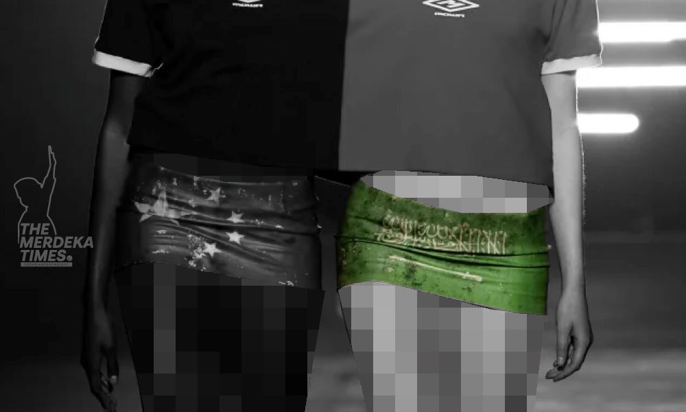 Model pakai mini skirt tertera dua kalimah syahadah