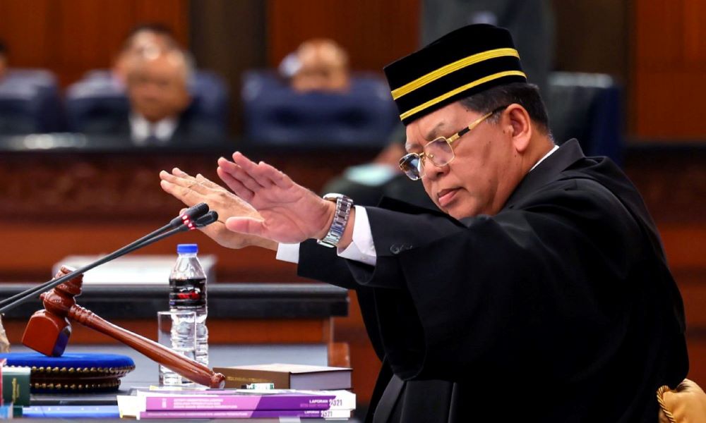 (VIDEO) Speaker Dewan Rakyat tolak usul bincang DNAA Zahid Hamidi 
